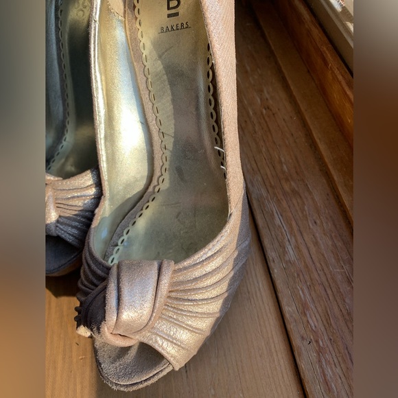 Bakers Goldee gold shimmer leather knot peep toe pumps - Picture 2 of 7